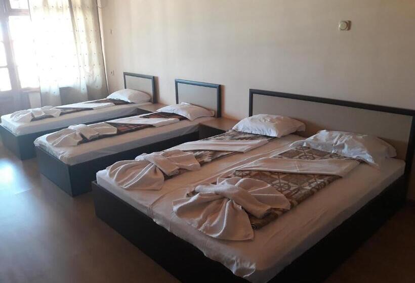 חדר משפחתי נוף לים, Guest House Lazur