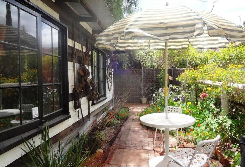 إستوديو قياسى, Hillside Country Retreat