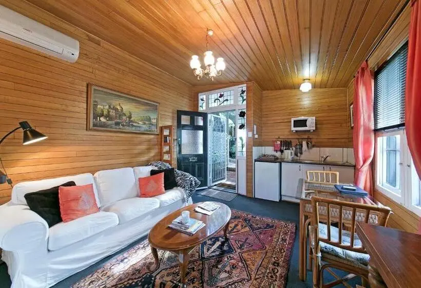 スタンダードスタジオ, Hillside Country Retreat