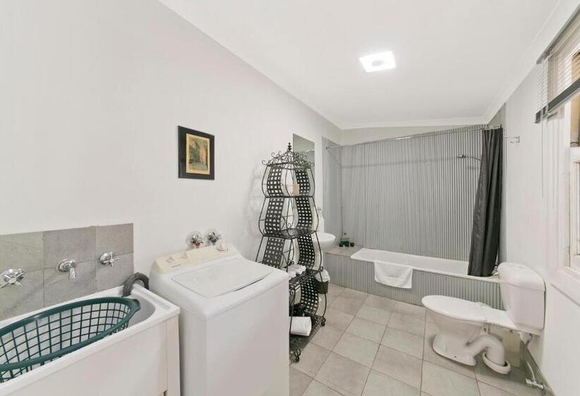 كابينة, Hillside Country Retreat