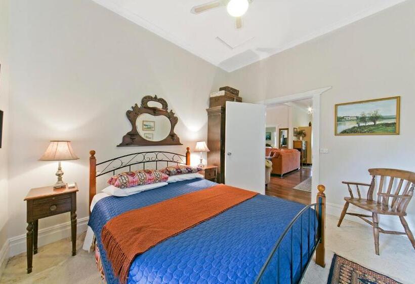 كابينة, Hillside Country Retreat