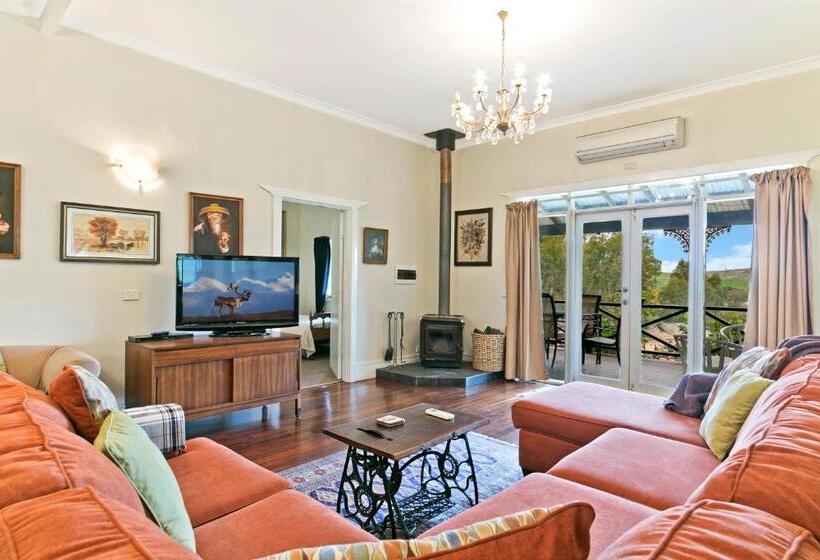 كابينة, Hillside Country Retreat