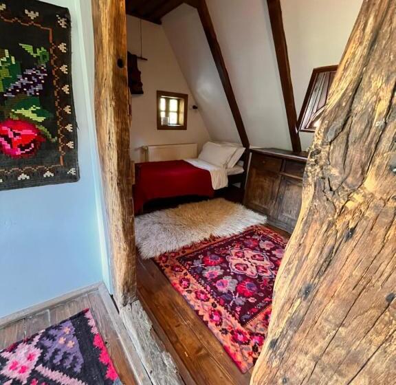 בית, חדר שינה 1, The Village Pension