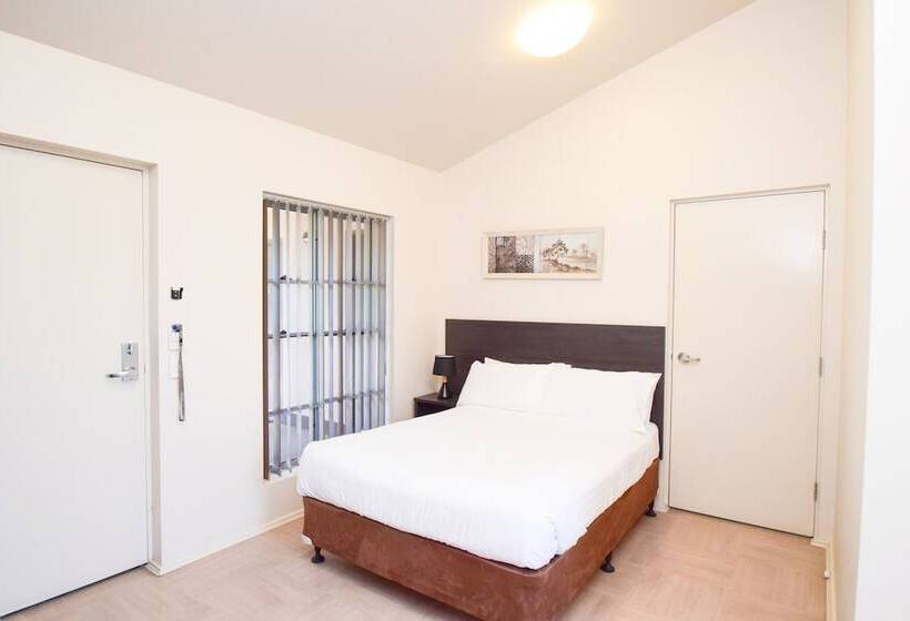 חדר משפחתי, Station Hotel Motel Kurri