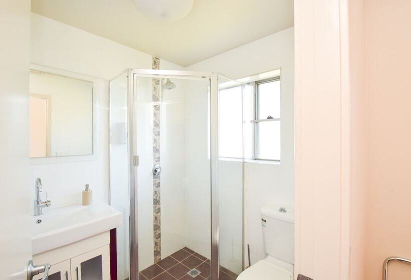 חדר משפחתי, Station Hotel Motel Kurri