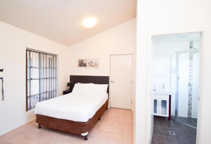 패밀리 룸, Station Hotel Motel Kurri