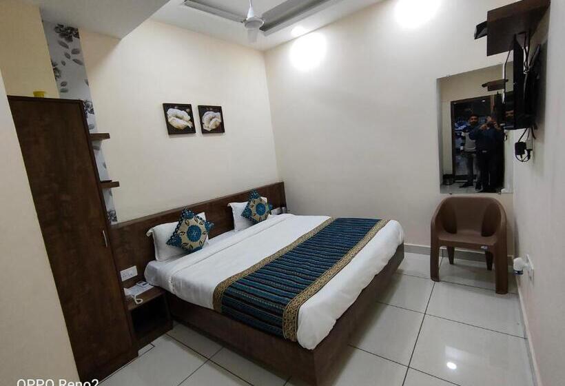 キングサイズベッドのデラックスルーム, Amrit Hotel, Bhopal