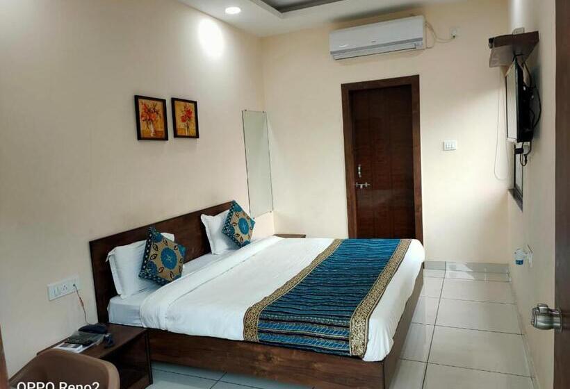 キングサイズベッドのデラックスルーム, Amrit Hotel, Bhopal