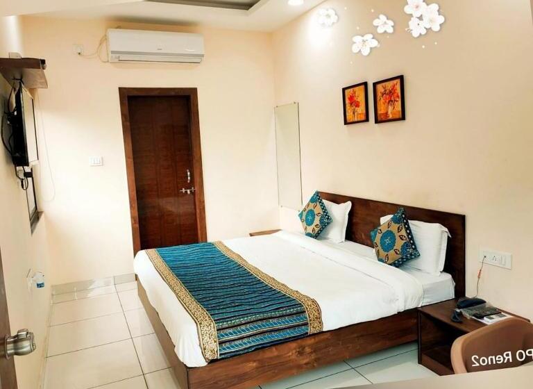 キングサイズベッドのデラックスルーム, Amrit Hotel, Bhopal