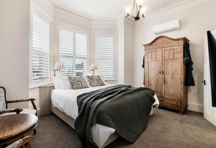 带大床的复式套间, The Rivulet