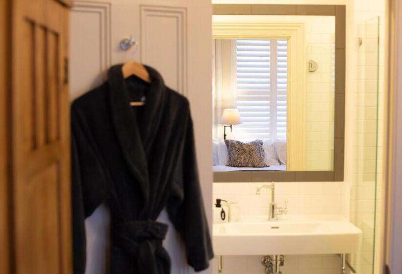 带大床的复式套间, The Rivulet