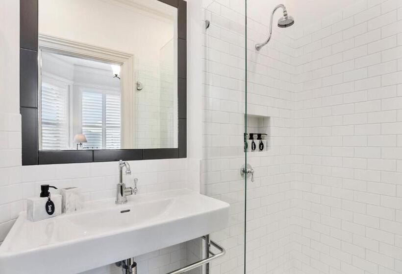 带大床的复式套间, The Rivulet