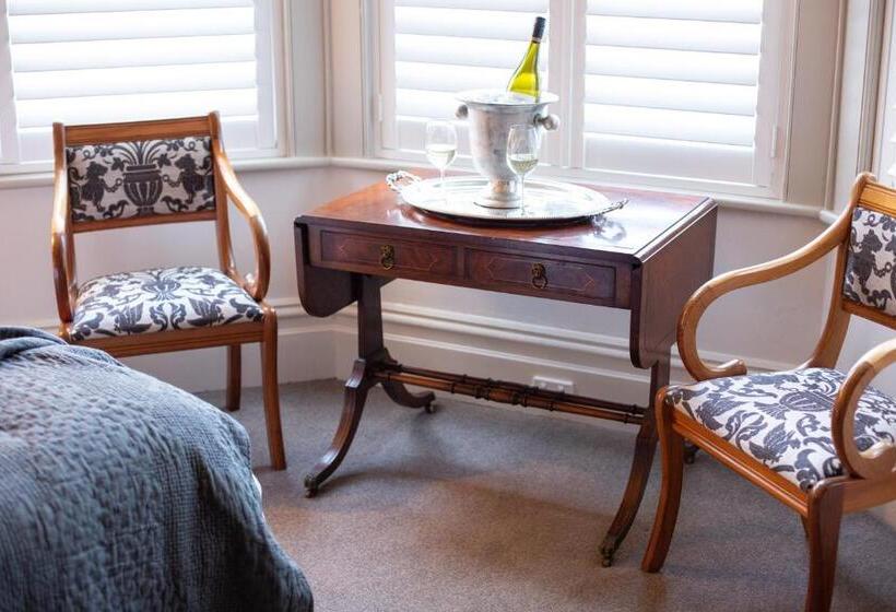 带大床的复式套间, The Rivulet