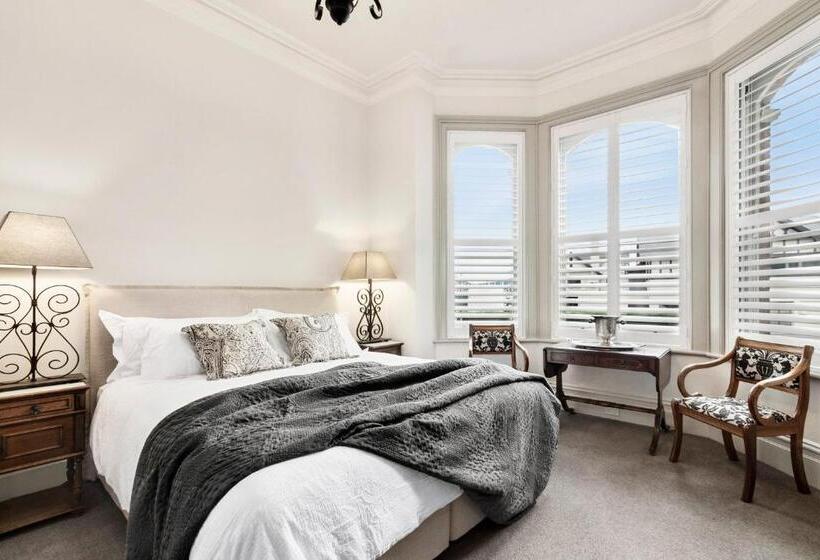 带大床的复式套间, The Rivulet