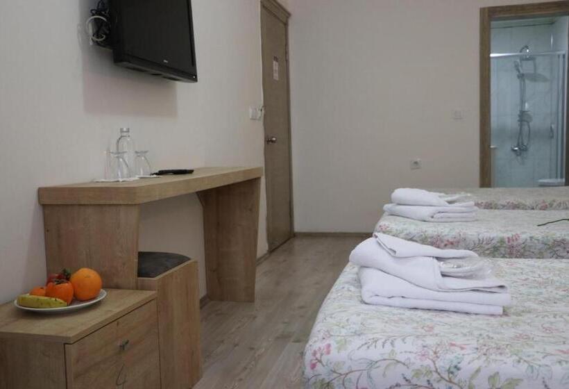 غرفة قياسية رباعية, Golden Apple