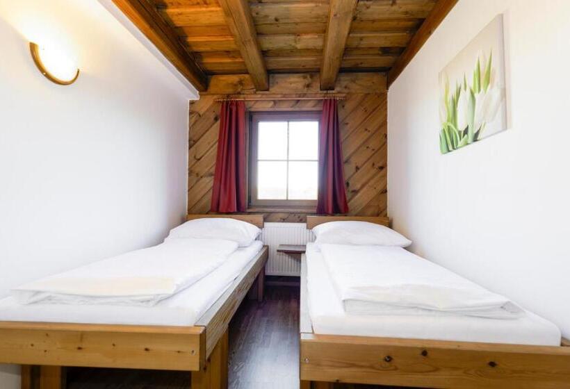 ２ベッドスイートルーム, Leyla