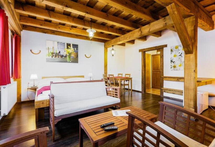 スタンダードトリプルルーム, Leyla