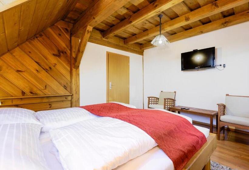 Suite with lake view, Leyla