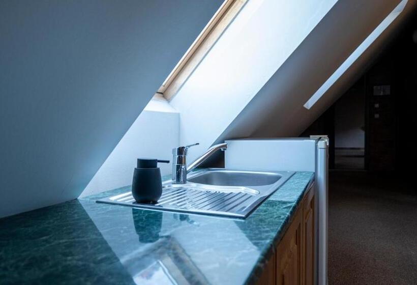 Suite with lake view, Leyla