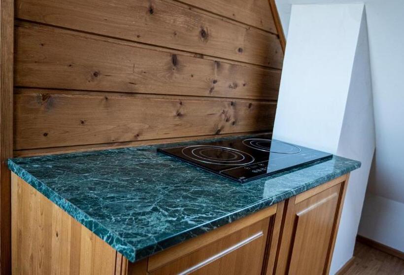 Suite with lake view, Leyla