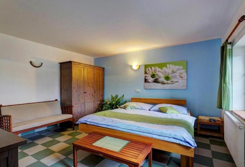 身障者適用キングサイズベッドルーム, Leyla