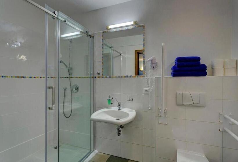 身障者適用キングサイズベッドルーム, Leyla