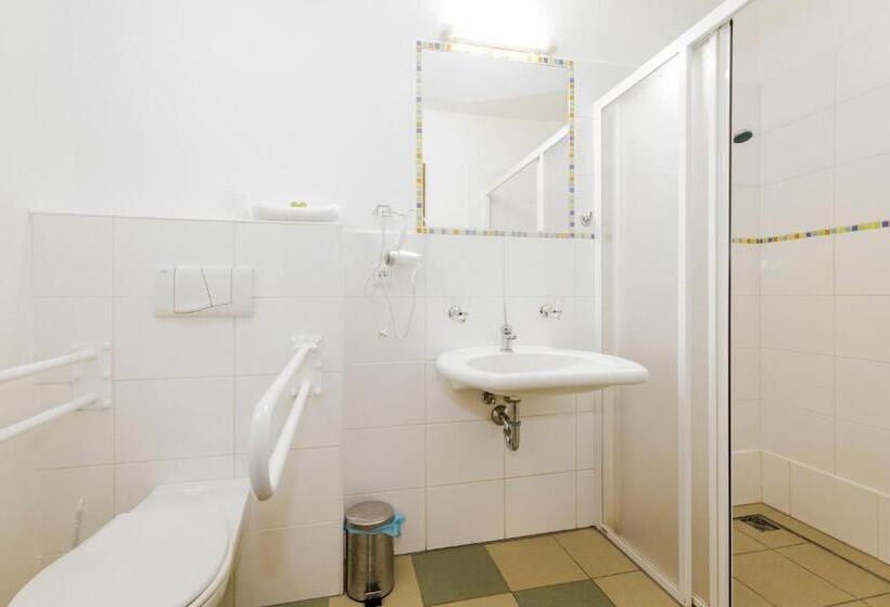 身障者適用キングサイズベッドルーム, Leyla