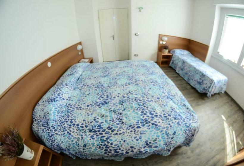 חדר סטנדרט לשלושה, National