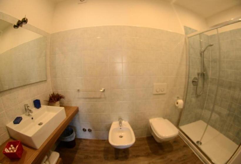 חדר סטנדרט לארבעה, National