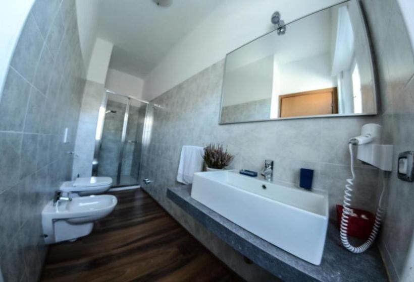 חדר סטנדרט לשלושה, National