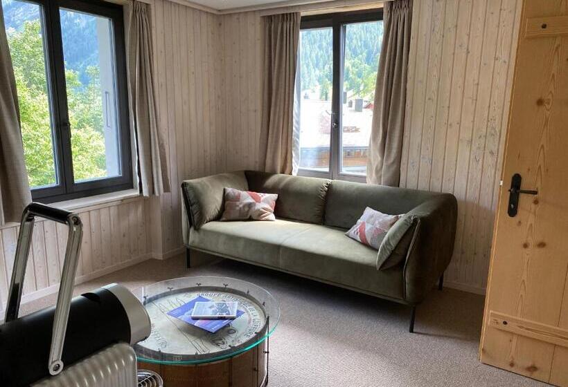 جناح ديلوكس, Sanetsch