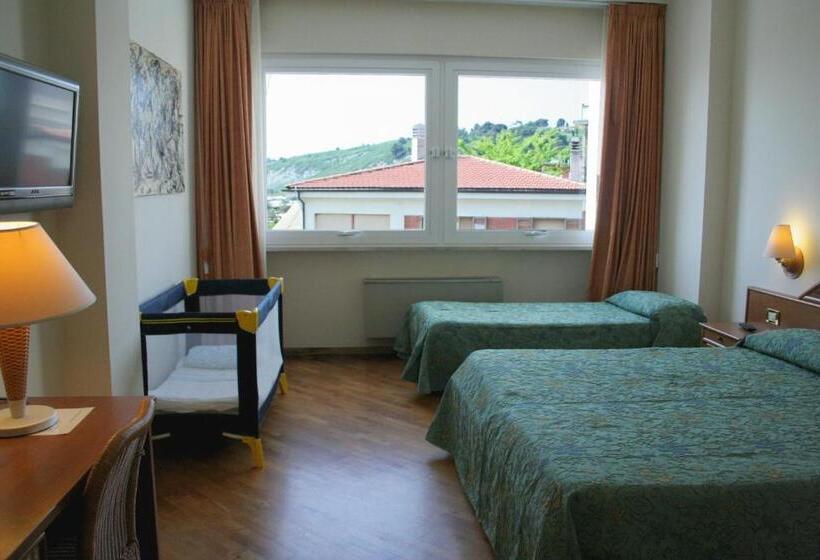 スタンダード4人部屋, Scogliera