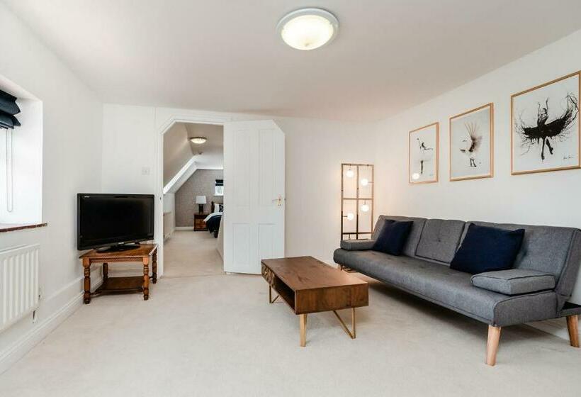 סוויטה, Pike And Eel Hotel And Marina