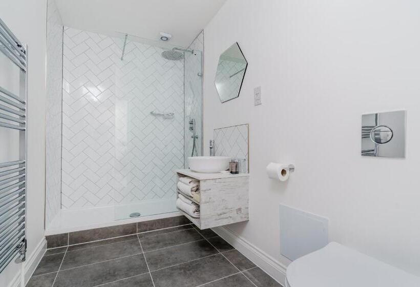 חדר אקזקיוטיב לשלושה, Pike And Eel Hotel And Marina