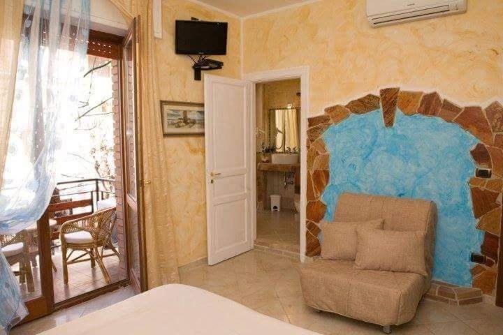 דירת שלושה חדרים, La Marmora