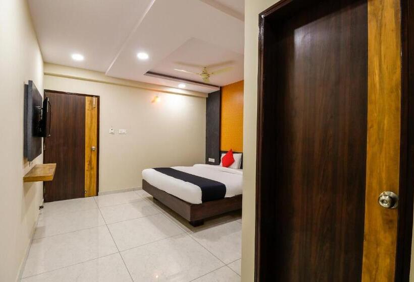 חדר קלאסי לשלושה, Capital O N R Residency