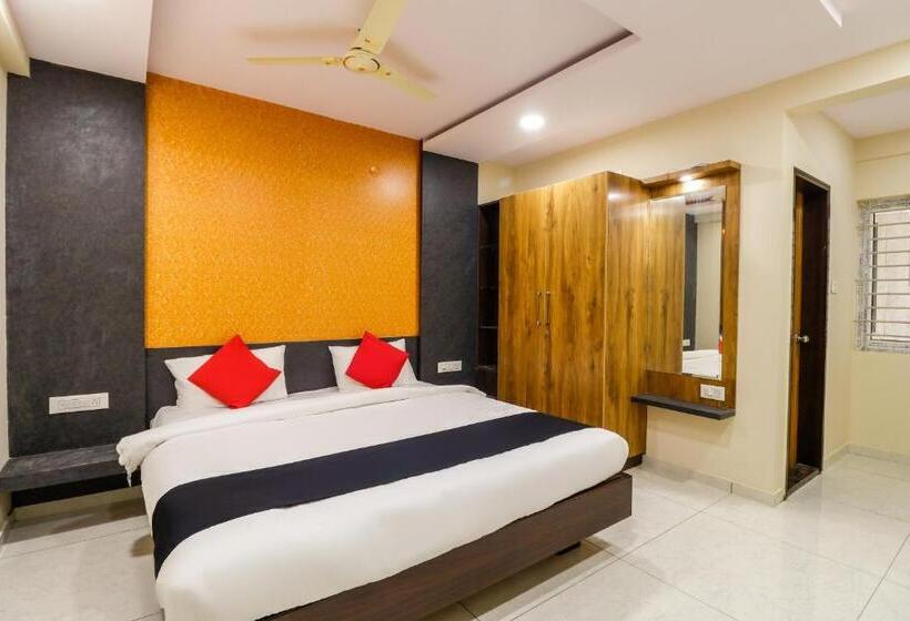 חדר קלאסי לשלושה, Capital O N R Residency