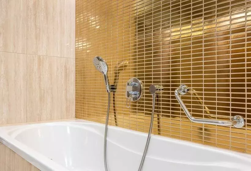 Sviitti 2 Makuuhuonetta, Radisson Blu Hotel Prague