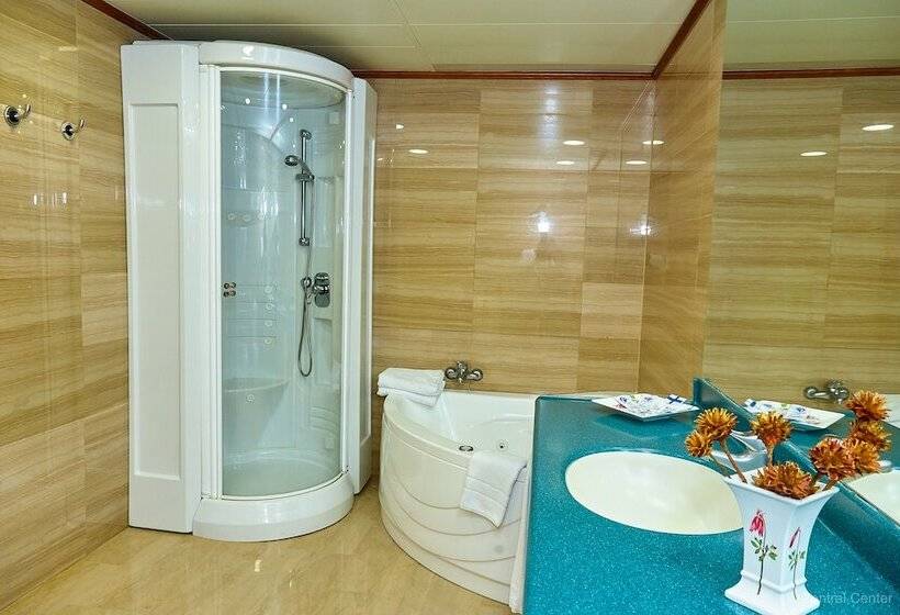 豪华套房, Zentral Center Adults Only