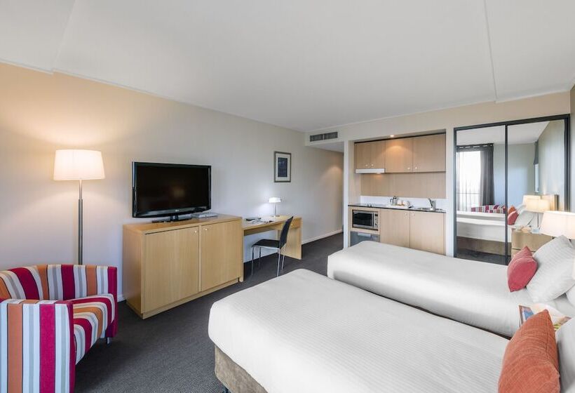 סטודיו אקזקיוטיב, Nesuto Parramatta