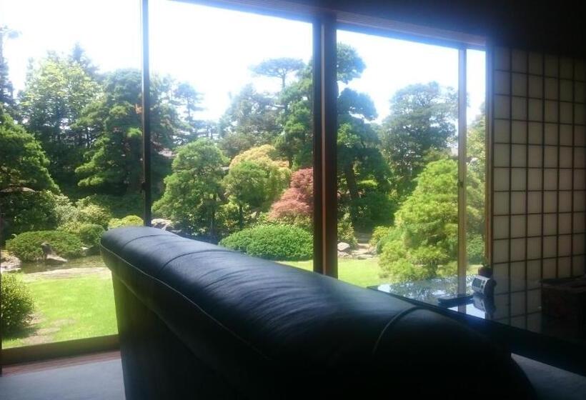 Семейный Номер Вид на Сад, Pittinn