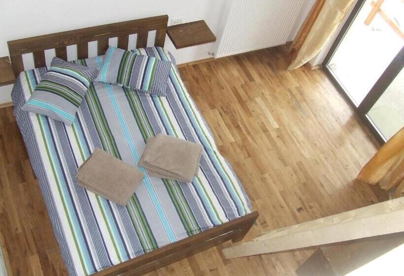 חדר סטנדרט לשלושה עם מרפסת, Complex Transalpina Lac