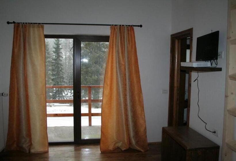 חדר סטנדרט לשלושה עם מרפסת, Complex Transalpina Lac