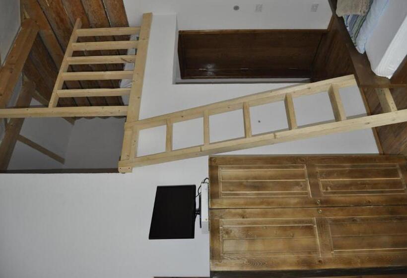 חדר סטנדרט לשלושה עם מרפסת, Complex Transalpina Lac