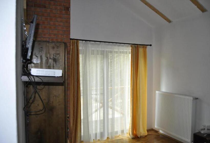 חדר סטנדרט לשלושה עם מרפסת, Complex Transalpina Lac