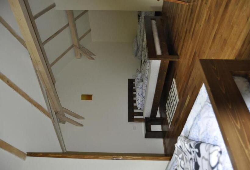 חדר משפחתי, Complex Transalpina Lac