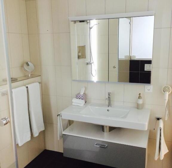 חדר משפחתי, Kreuz