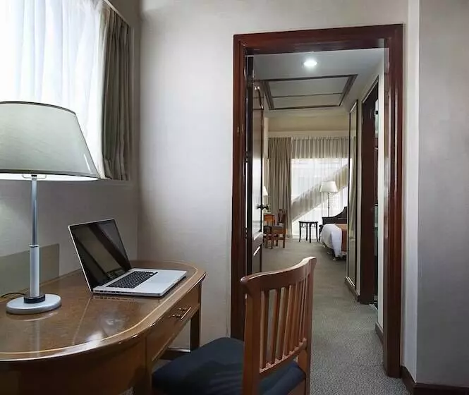 デラックススタジオ, Berjaya Makati