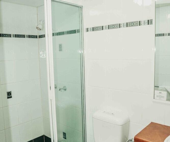 استودیوی استاندارد, Cairns Queens Court