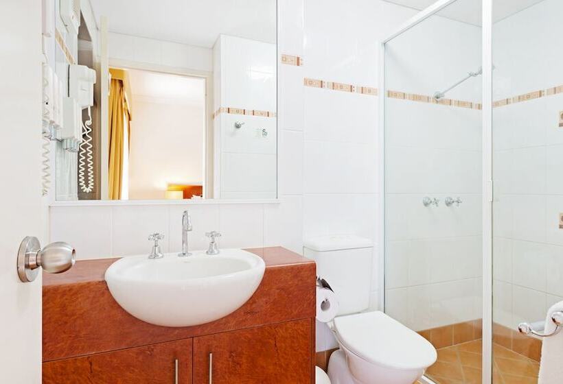 إستوديو قياسى, Cairns Queens Court